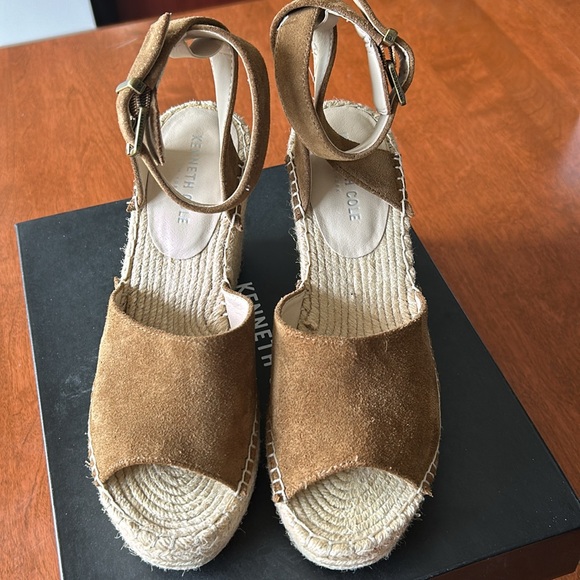 Kenneth Cole Olivia Two Piece Wedge Sandal.   Size 9 - Picture 2 of 4